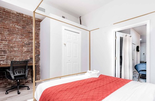 Lafayette Square Apartment | 2BR Park Ave Townhome with parking by Cozysuites