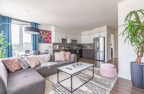 West Bellevue Apartment | 2BR Penthouse | Deck, Gym | Bellevue | Sophari B