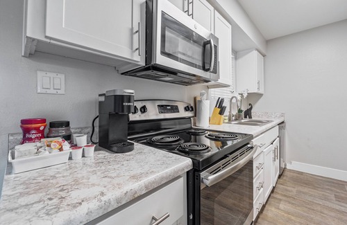 Mesa Apartment | 2BR/Pool/Gym/1 Mi To Banner Hospital