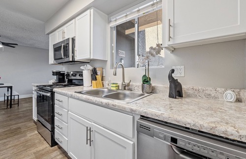 Mesa Apartment | 2BR/Pool/Gym/1 Mi To Banner Hospital