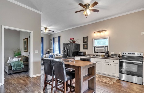 Mayhew House | 2BR Retreat | Relax with Sauna & Hot Tub