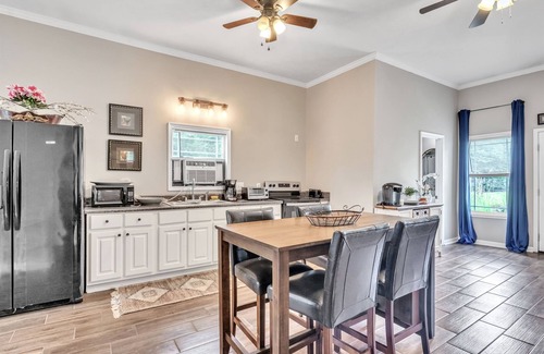Mayhew House | 2BR Retreat | Relax with Sauna & Hot Tub