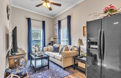 Mayhew House | 2BR Retreat | Relax with Sauna & Hot Tub