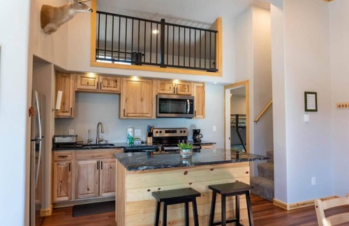 Breckenridge House | 2BR Riverside Cabin - Near Trails w/Hot Tub Access