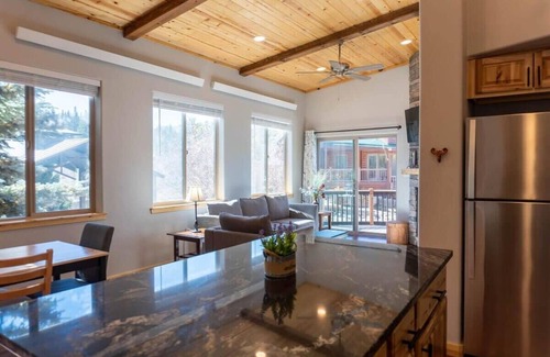 Breckenridge House | 2BR Riverside Cabin - Near Trails w/Hot Tub Access