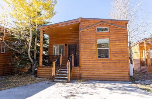 Breckenridge House | 2BR Riverside Cabin Near Trails with Hot Tub Access