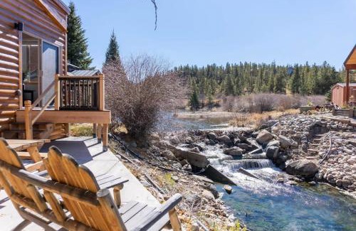 Breckenridge House | 2BR Riverside Cabin Near Trails with Hot Tub Access