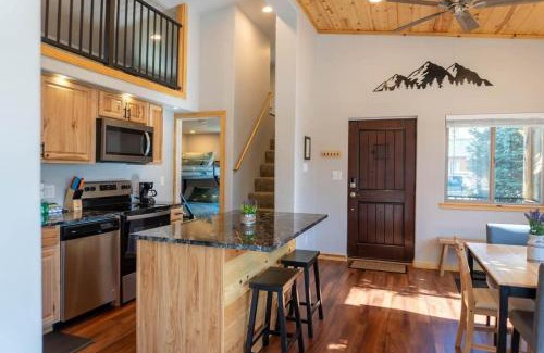 Breckenridge House | 2BR Riverside Cabin Near Trails with Hot Tub Access