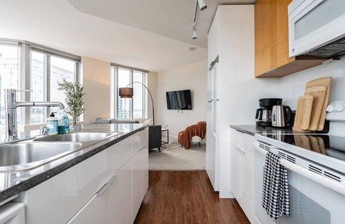 West Bellevue Apartment | 2BR | Rooftop, Gym, Pool | Bellevue | Sophari A