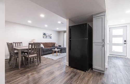 Kitchener Apartment | 2BR Sleeps 6 +Wifi+Parking+Pet