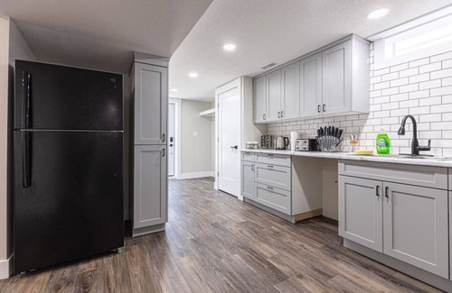Kitchener Apartment | 2BR Sleeps 6 +Wifi+Parking+Pet