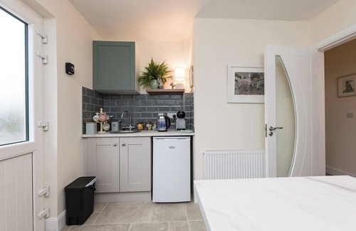 County Cork House | 2BR-Sleeps4-Parking-NearCork-6mintoAirport