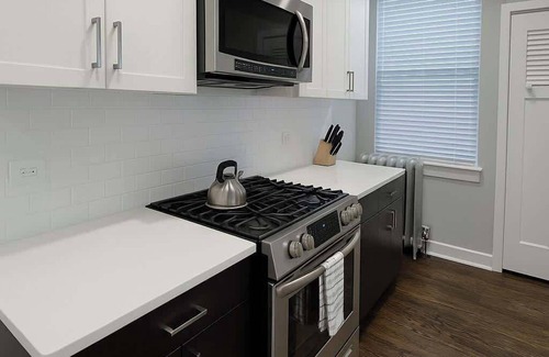 Lakeview Apartment | 2BR Stylishly Apt in Lakeview