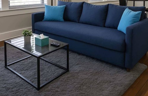 Lakeview Apartment | 2BR Stylishly Apt in Lakeview