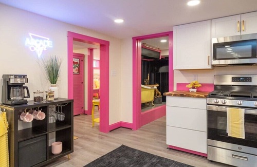 Jeffersonville Apartment | 2BR Suite @Smuggs w/sauna, hot tub, arcade & river
