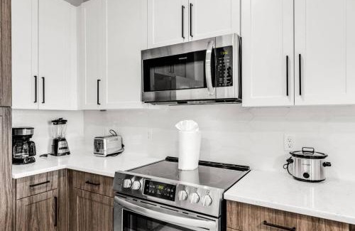 Ruskin Apartment | 2BR Sunspot Poolside Living in Apollo Beach
