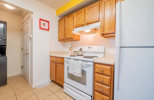 University Place House | [2BR] The Sunburst Retreat
