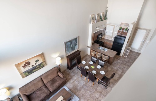 South Pandosy Condo | 2BR Top Floor With Loft at Playa Del Sol Sleeps 8