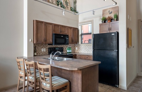 South Pandosy Condo | 2BR Top Floor With Loft at Playa Del Sol Sleeps 8