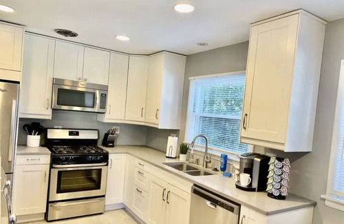 Mundelein House | 2br w/KING Bed, 20min to Great Lakes Naval Base