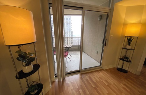 Fairview Apartment | 2BR with balcony and free parking in Square One