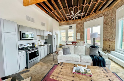Honey Grove House | 2E Historic Square View