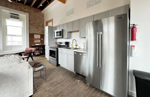 Honey Grove House | 2E Historic Square View