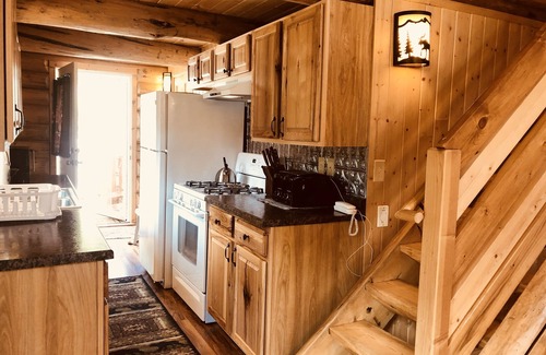Silver Gate Cabin | 2Mi to Yellowstone NP, NE Gate, Spectacular Views 2 BR with Loft . Sleeps 6