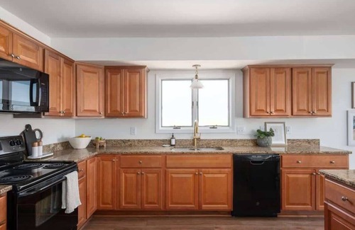 Ocean Hill House | 2Min Walk to Beach, Private Pool & Hot Tub!