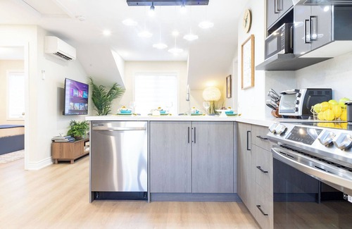 Cooksville Apartment | 2nd flr. 2 Bed/Bath Garage Apt. Pool, BBQ. Close to Malls. 25 minutes to Toronto