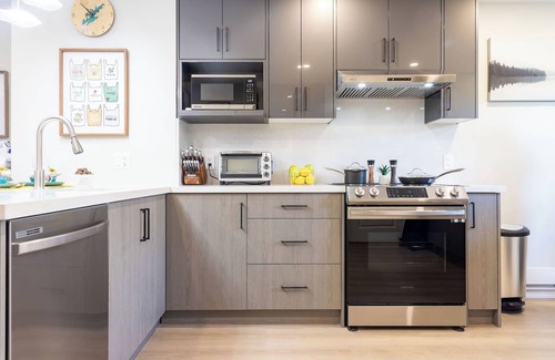 Cooksville Apartment | 2nd flr. 2 Bed/Bath Garage Apt. Pool, BBQ. Close to Malls. 25 minutes to Toronto