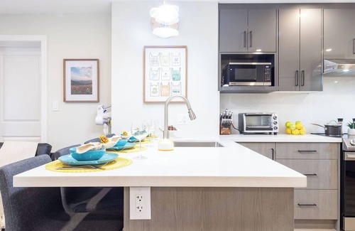 Cooksville Apartment | 2nd flr. 2 Bed/Bath Garage Apt. Pool, BBQ. Close to Malls. 25 minutes to Toronto