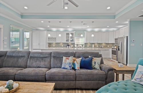 Crystal Beach House | 2nd Row | Seaviews | 2 Kitchens | Small Dogs OK
