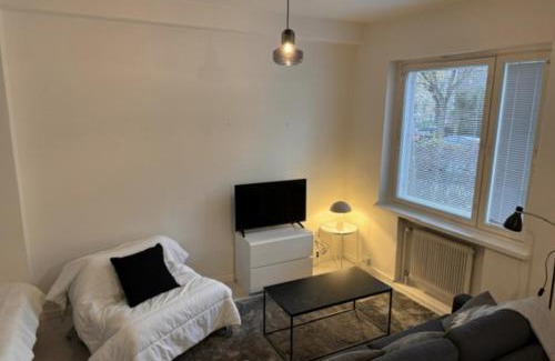 Lantinen District Apartment | 2ndhomes Bright & Spacious Studio next to tram lines in Meilahti