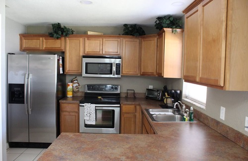 East County Civic Group House | 3/2 Modern Valrico Entire Home. Pet-Friendly!