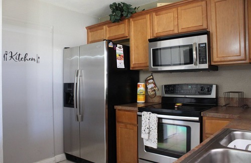 East County Civic Group House | 3/2 Modern Valrico Entire Home. Pet-Friendly!
