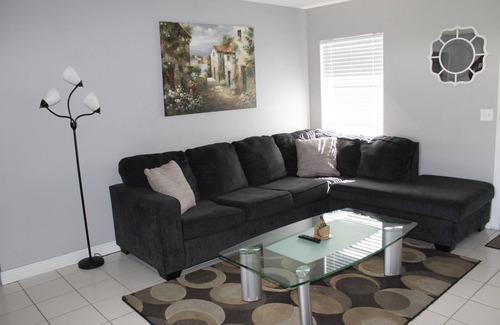 East County Civic Group House | 3/2 Modern Valrico Entire Home. Pet-Friendly!