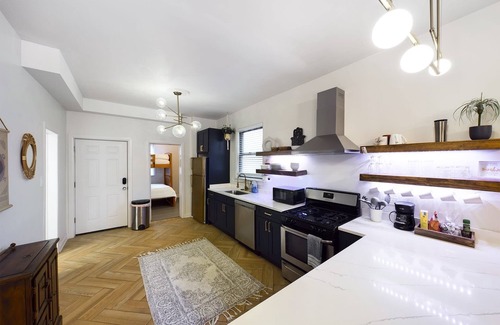 Berwyn House | 3 Apartments 1 blk to Metra, EZPark, Grill, Safe