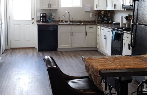 Grand Island House | 3 bd/1.5 bth townhome Mins from Dwntwn & Fairgrounds. Private Fenced Back Patio