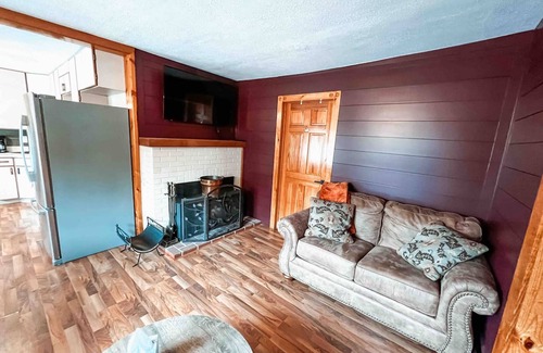 West Newton House | 3 bd 10 min to Dwtwn Washer-dryer