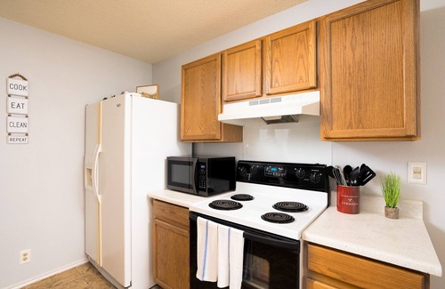 Braun's Farm House | 3 BD/2.5 BA*SeaWorld*Six Flags*Riverwalk*UTSA*Medical Center*Pool Table*B/Crib*