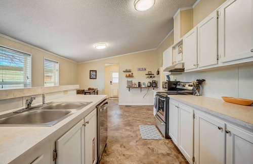 Peyton House | 3 BD, Poker, Pool Table, Foosball, Hot tub & more!