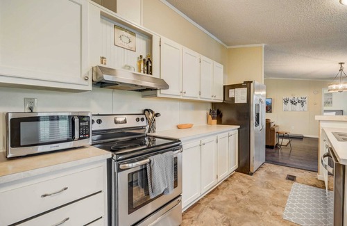 Peyton House | 3 BD, Poker, Pool Table, Foosball, Hot tub & more!