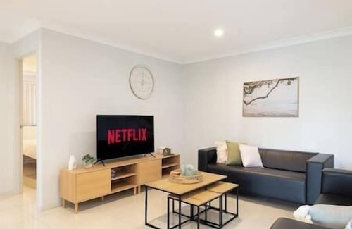 Rocklea Apartment | 3 Bdr apt! AC! Train! Shops! Restaurants! 221D3