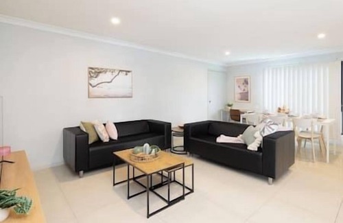 Rocklea Apartment | 3 Bdr apt! AC! Train! Shops! Restaurants! 221D3