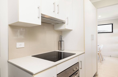 Rocklea Apartment | 3 Bdr apt! Aircon! Train! Shops! Garage! 120D3