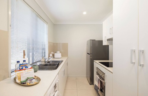 Rocklea Apartment | 3 Bdr apt! Aircon! Train! Shops! Garage! 120D3