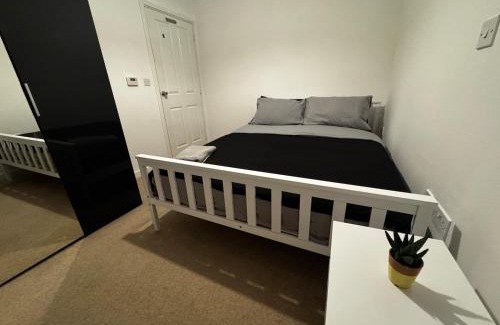 Heaton House | 3 BDR House for 5 or 6 pax 35 mins to Central London via Train