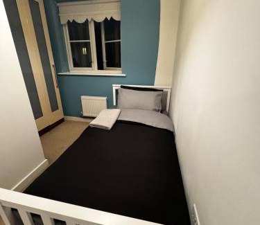 Heaton House | 3 BDR House for 5 or 6 pax 35 mins to Central London via Train