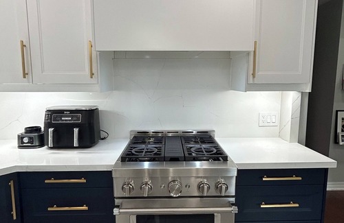 Eringate House | 3-Bdrm Home w/Hot Tub, Backyard Oasis, Office Setup, Soaker Tub-Prime Location